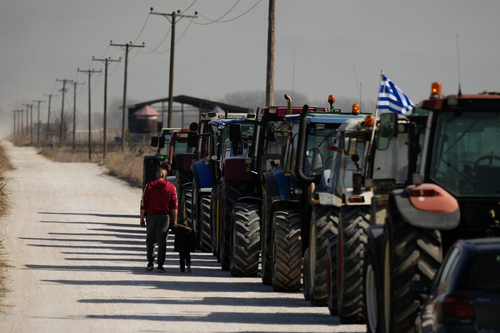 Σήμα καταλλαγής από Μαξίμου, σινιάλο αποφασιστικότητας από τα μπλόκα – Τι θα ακούσουν οι αγρότες