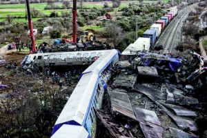 Πέντε ερωτήματα και σκιές για την τραγωδία των Τεμπών