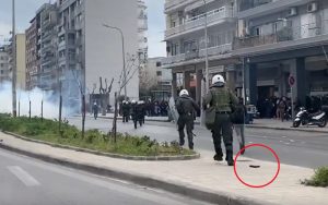 Θεσσαλονίκη: Έπεσε όπλο αστυνομικού κατά τη διάρκεια επεισοδίων – Το άφησε και απομακρύνθηκε (φωτογραφίες+βίντεο)