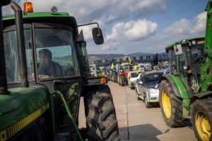 Σε αδιέξοδο οι αγρότες στην Ευρώπη – Μονόδρομος ο αγώνας