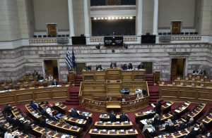 Συνεχίζεται η συζήτηση στη Βουλή για τα ομόφυλα ζευγάρια – Πότε θα μιλήσουν Μητσοτάκης, Σαμαράς