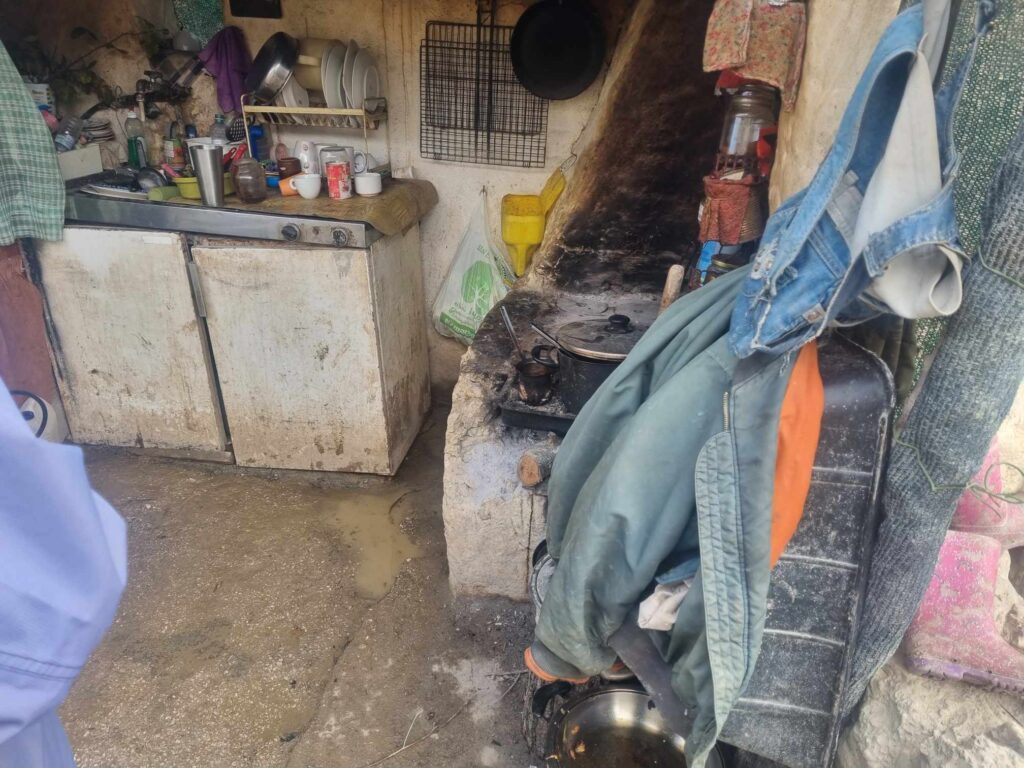 Κορινθία: «Δεν είμαι υποχρεωμένος να στείλω τα παιδιά σχολείο» λέει ο πατέρας της οικογένειας που ζουν σαν πρωτόγονοι