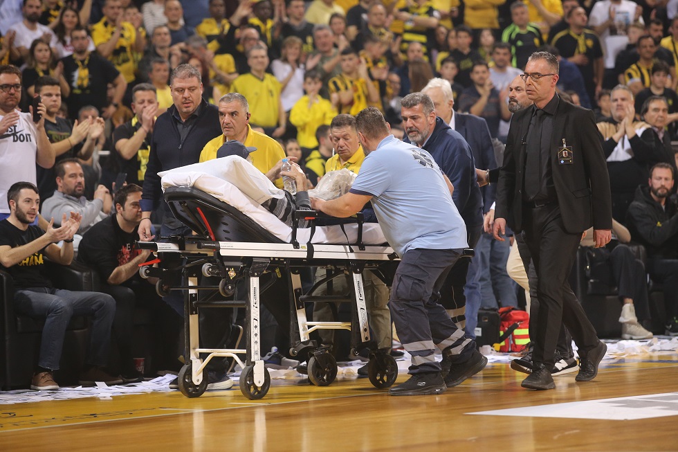 Λιποθύμησε οπαδός του Άρη κατά τη διάρκεια του ντέρμπι με τον ΠΑΟΚ