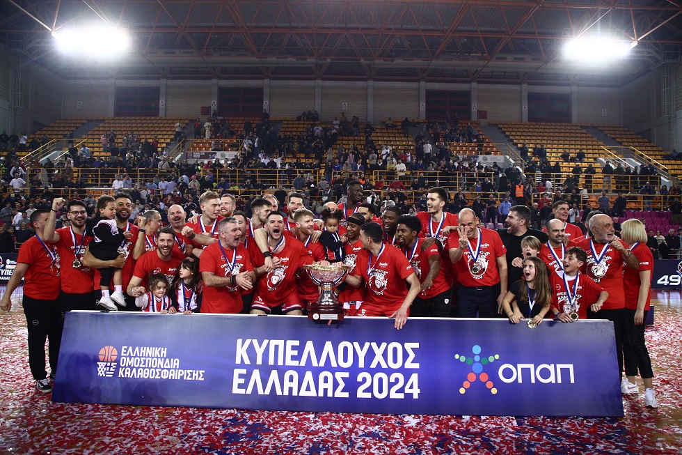 Η απονομή του Κυπέλλου στον Ολυμπιακό (vid)