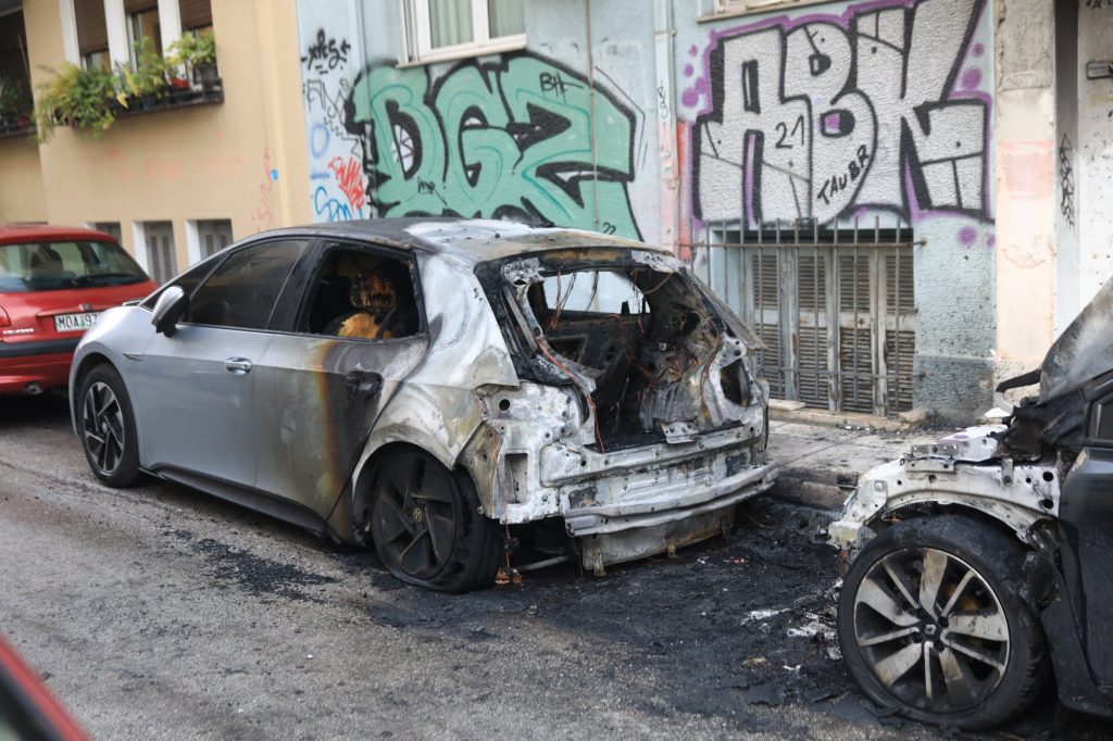 Δύο συλλήψεις στην Ιουλιανού – Βρέθηκαν όπλα στο όχημά τους