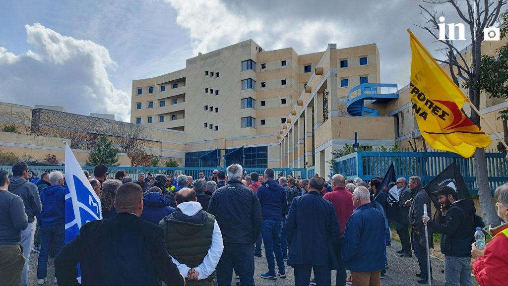 Διαμαρτυρία οδηγών ταξί έξω από το υπ. Μεταφορών – Δείτε φωτογραφίες και βίντεο