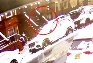 ΗΠΑ: Τραγικός θάνατος για 74χρονη – Τη χτύπησε τούβλο στο κεφάλι ενώ έβγαινε από το σπίτι της