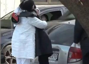 Αγκαλιασμένες αποχαιρέτησαν τον πατέρα τους οι κόρες του Βαγγέλη Ρωχάμη