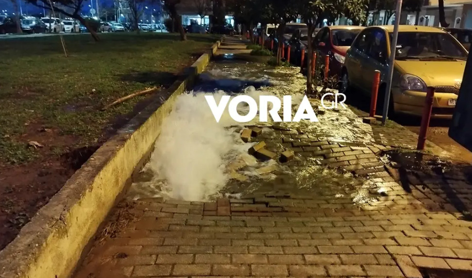 Θεσσαλονίκη: Έσπασε αγωγός της ΕΥΑΘ, διέλυσε πεζοδρόμιο και πλημμύρισαν δρόμοι