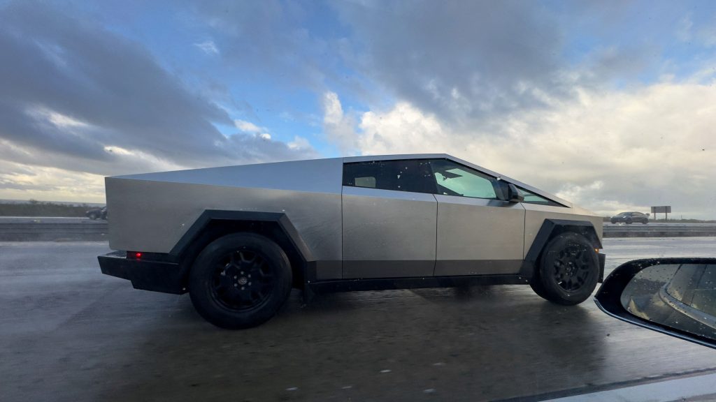 Τα φουτουριστικά αυτοκίνητα της Τέσλα… σκουριάζουν στη βροχή!