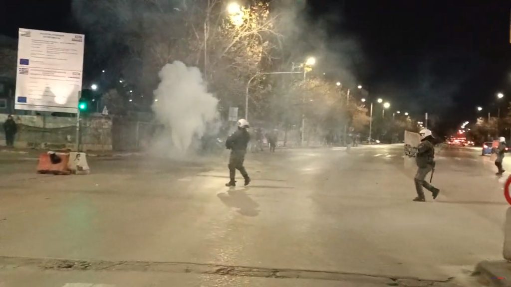 Επεισόδια και χημικά στη Θεσσαλονίκη μετά την εκκένωση της κατάληψης του ΑΠΘ – Δείτε βίντεο