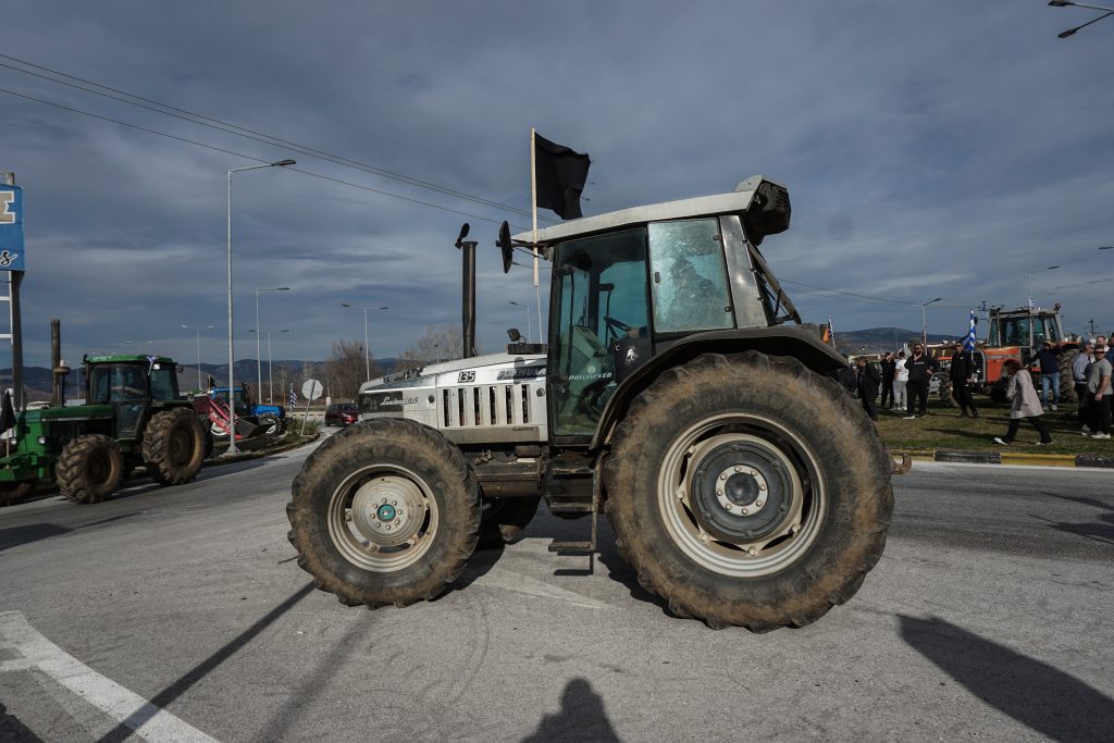 Αγρότες: Έτοιμοι να κατέβουν στην Αθήνα – Κλιμάκωση των κινητοποιήσεων με μπλόκα στις εθνικές οδούς