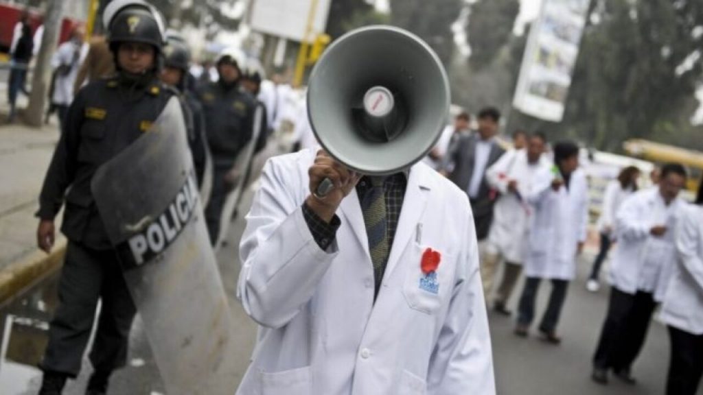 Χάος και στην Υγεία – Οι γιατροί κατεβαίνουν στους δρόμους καταγγέλλοντας κατάρρευση του ΕΣΥ
