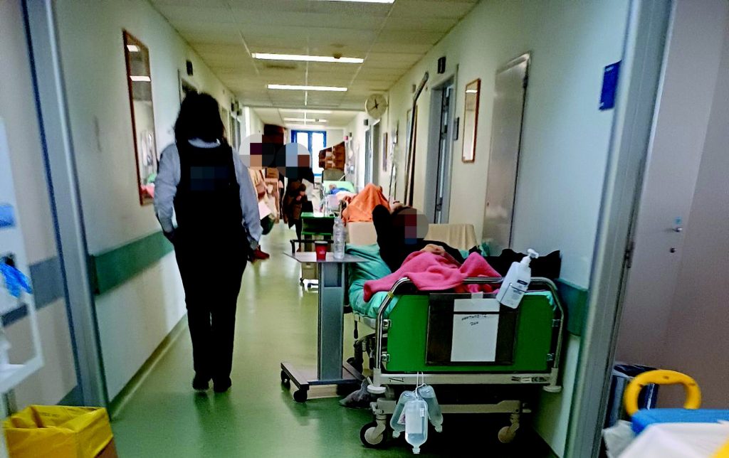 ΕΣΥ: Στη Βουλή πάει ο ΣΥΡΙΖΑ την ντροπή με τα ράντζα στα νοσοκομεία