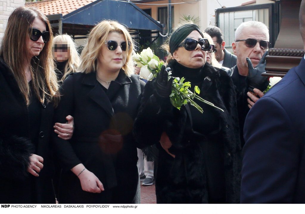 Άντζελα Δημητρίου: Μαζί με την κόρη της Όλγα στην κηδεία της μητέρας της