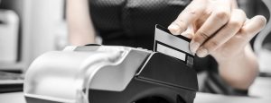 Πληρωμές με κάρτα και e-πορτοφόλι επιλέγουν 7 στους 10  καταναλωτές