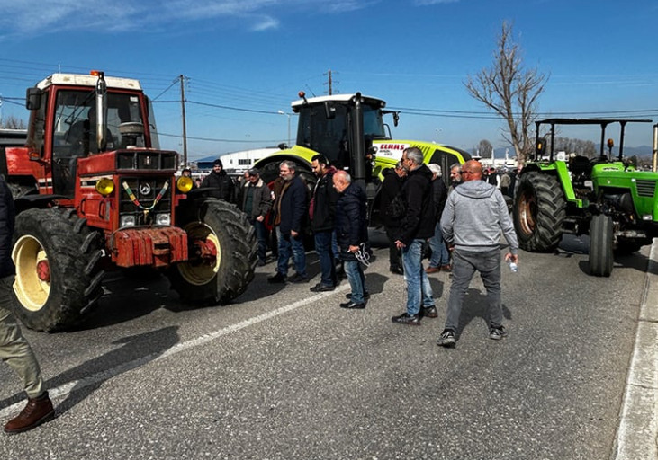 Αγρίνιο: Αγρότες με τρακτέρ έκλεισαν συμβολικά την Εθνική Οδό – «Στην κοροϊδία απαντάμε με αγώνα»