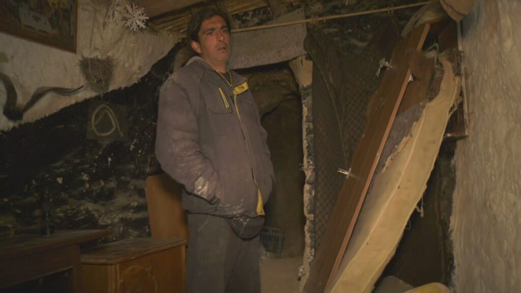 Κορινθία: Εισαγγελική παρέμβαση για την απομάκρυνση των παιδιών από την οικογένεια που ζει σε λαγούμια