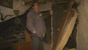 Κορινθία: Εισαγγελική παρέμβαση για την απομάκρυνση των παιδιών από την οικογένεια που ζει σε λαγούμια