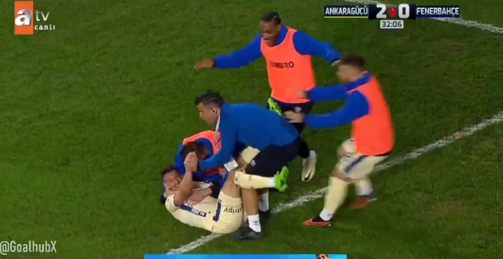 Αποθέωση Χατζηγιοβάνη στην Τουρκία – Έβαλε το γκολ της χρονιάς κόντρα στη Φενέρ