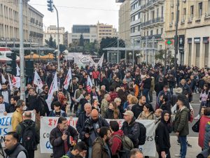 «Οι ζωές μας πάνω από τα κέρδη τους» – Σε εξέλιξη οι απεργιακές κινητοποιήσεις στο κέντρο της Αθήνας