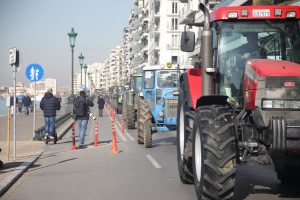 Φέρετρο, μαύρες σημαίες και κορναρίσματα – Οι αγρότες με τα τρακτέρ μπήκαν στη Θεσσαλονίκη