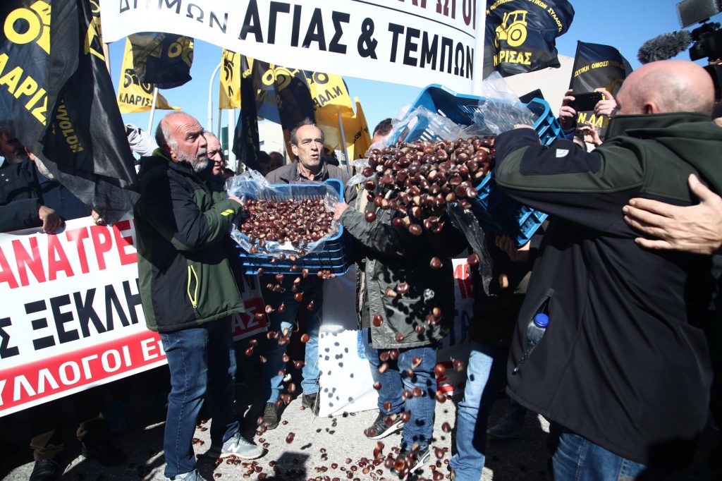 Υπό πολιορκία η Agrotica: Σε εξέλιξη το παναγροτικό συλλαλητήριο – Κάστανα και μήλα άδειασαν οι Θεσσαλοί