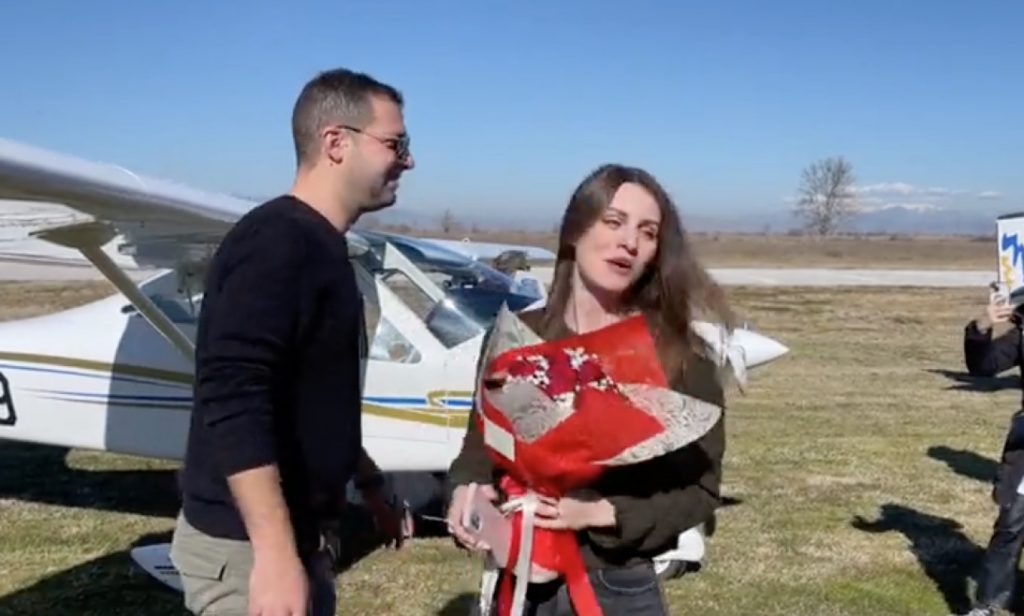 Καρδίτσα: Πρόταση γάμου μέσω… ασυρμάτου στο αεροδρόμιο της Μυρίνης