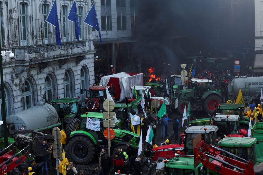 Βρυξέλλες: Οργή αγροτών – Χίλια τρακτέρ γύρω από το σημείο όπου θα γίνει η Σύνοδος Κορυφής