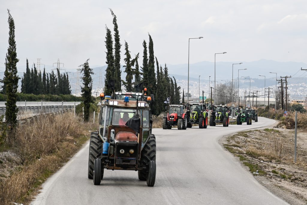 Σε εξέλιξη η κάθοδος των αγροτών με τρακτέρ συνοδεία περιπολικών