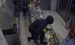 Βίντεο ντοκουμέντο – Στα πράσα πιάστηκε ανήλικος την ώρα που λήστευε κατάστημα