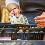 «Μεγάλος Αδερφός» σε ταμειακές, επαγγελματικά οχήματα, κοντέινερ – Νέα ψηφιακά εργαλεία και AI από την ΑΑΔΕ