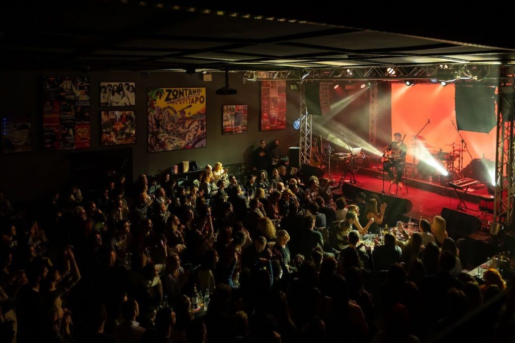 Η συγκινητική και ενθουσιώδης sold out πρεμιέρα του Φοίβου Δεληβοριά στο «Κύτταρο»