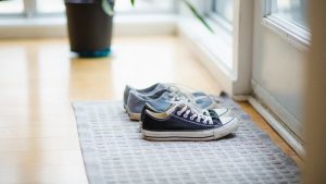 «Με παπούτσια ή χωρίς στο σπίτι»