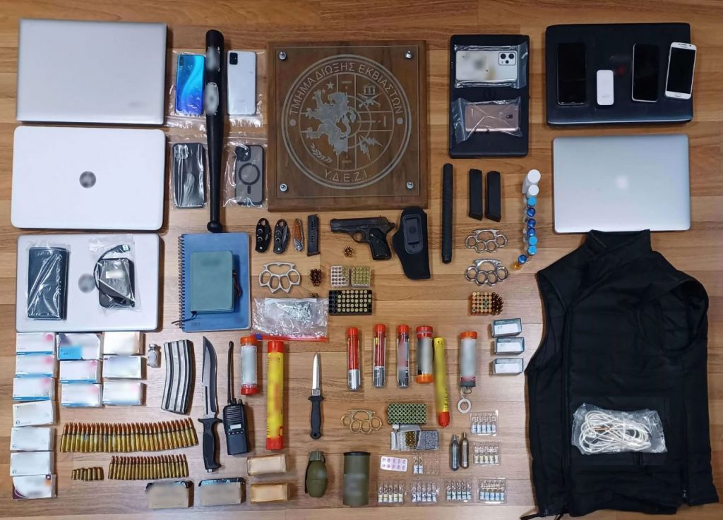 Η διαδρομή των εκρηκτικών, τα 11 κινητά, τα 6 λάπτοπ και οι χειρόγραφες σημειώσεις – Πού στρέφονται οι έρευνες