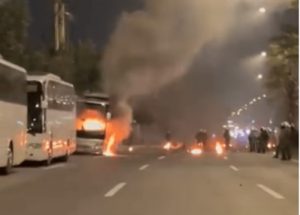 Πεδίο μάχης η Γεωπονική Αθηνών – Κάηκαν δύο λεωφορεία και ένα ΙΧ