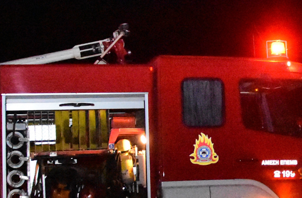 Πανεπιστημιούπολη: Έβαλαν φωτιά σε σταθμευμένα οχήματα – Ολοσχερώς κάηκαν τέσσερα