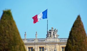Γαλλία: Ο Λεμέρ κατεβάζει τον πήχη της ανάπτυξης και κηρύσσει λιτότητα