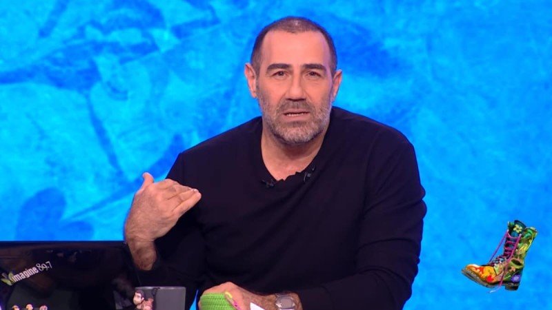 «Δεν θέλω να τους ξαναδώ»: Ο Αντώνης Κανάκης μιλά για την εξουσία, τη σάτιρα και τον θυμό της εποχής