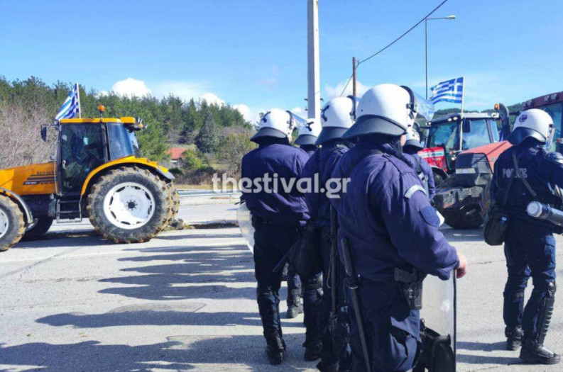 Κιλκίς: Τρακτέρ παρέταξαν οι αγρότες στο τελωνείο Ευζώνων – «Θα παραμείνουμε εδώ έως τη συνάντηση της Τρίτης»