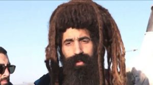 Στάζουν μέλι τα social – Αυτός είναι ο viral μελισσοκόμος με τα ράστα, μπροστάρης στον αγώνα των αγροτών