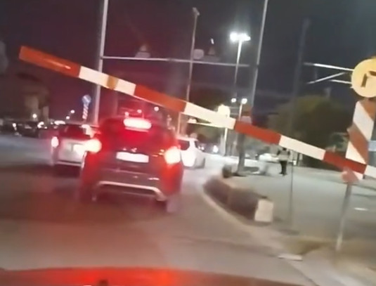 Μεταξουργείο: Φύλακας δεν κατέβασε τις μπάρες ασφαλείας σε φυλασσομένη διάβαση τρένων