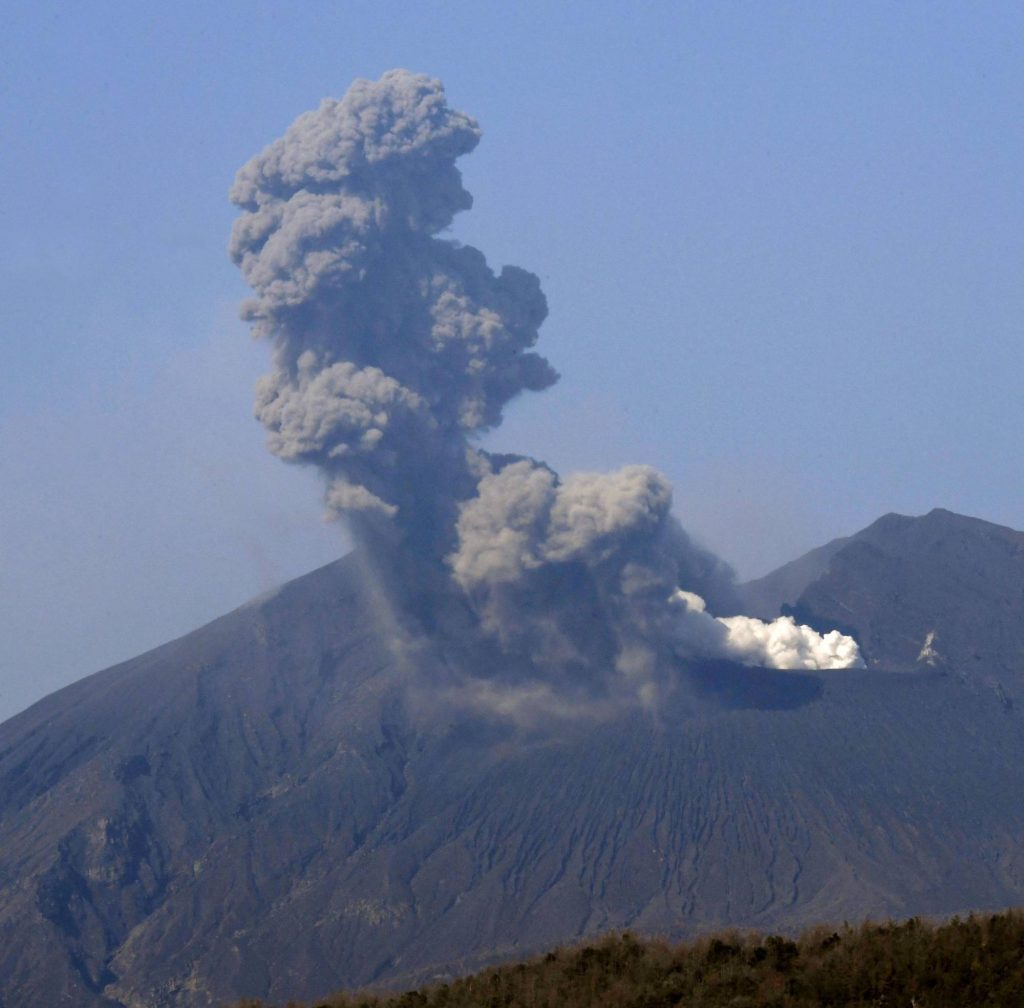 Ιαπωνία: Το πιο εντυπωσιακό ηφαίστειο του κόσμου εκρήγνυται (φωτογραφίες)
