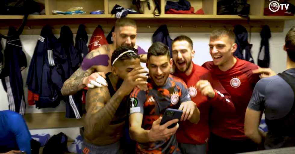 Οι ξέφρενοι πανηγυρισμοί των παικτών του Ολυμπιακού και η βιντεοκλήση με τον Βαγγέλη Μαρινάκη
