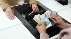 Μηνιαία χρέωση στις καταθέσεις