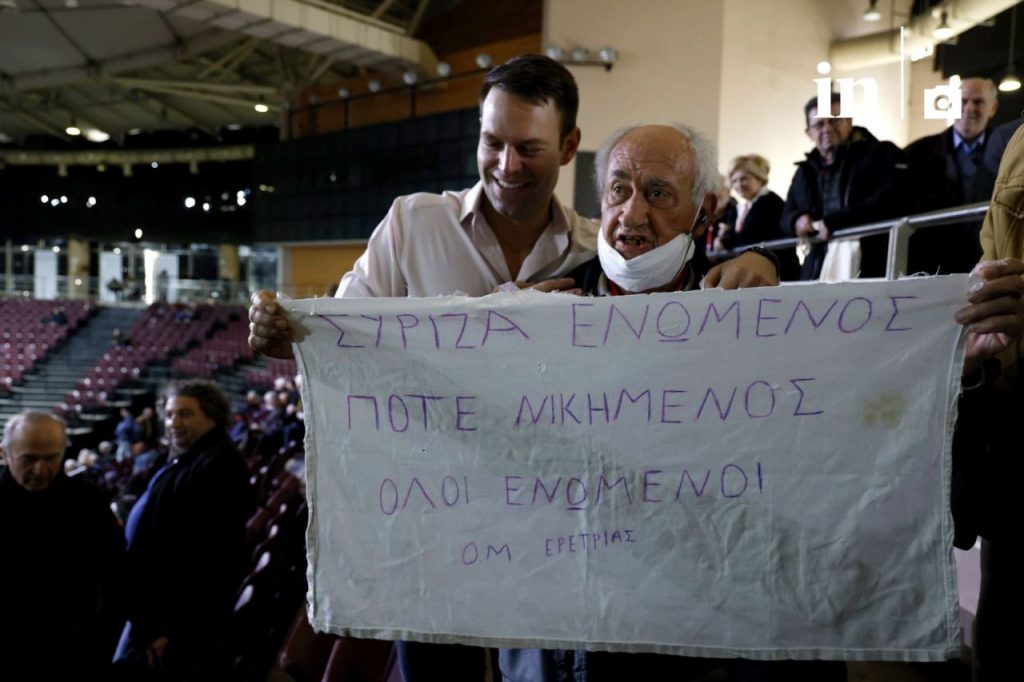 «ΣΥΡΙΖΑ ενωμένος ποτέ νικημένος»: Πανό ενότητας σήκωσε ο Κασσελάκης με ηλικιωμένο σύνεδρο