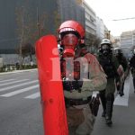 Επίθεση με κόκκινη μπογιά σε αστυνομικό των ΜΑΤ – Σε εξέλιξη τα επεισόδια στην Αθήνα