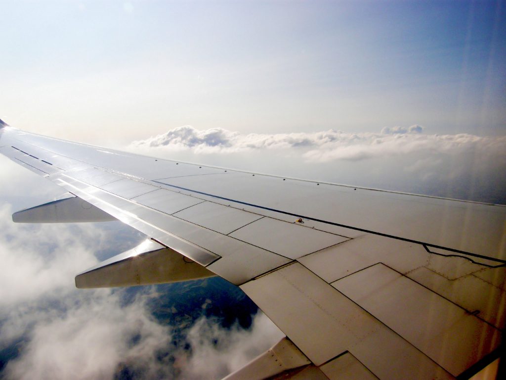 Σε σοκ επιβάτης εν ώρα πτήσης – Επισκεύασαν το φτερό του Boeing με… κολλητική ταινία