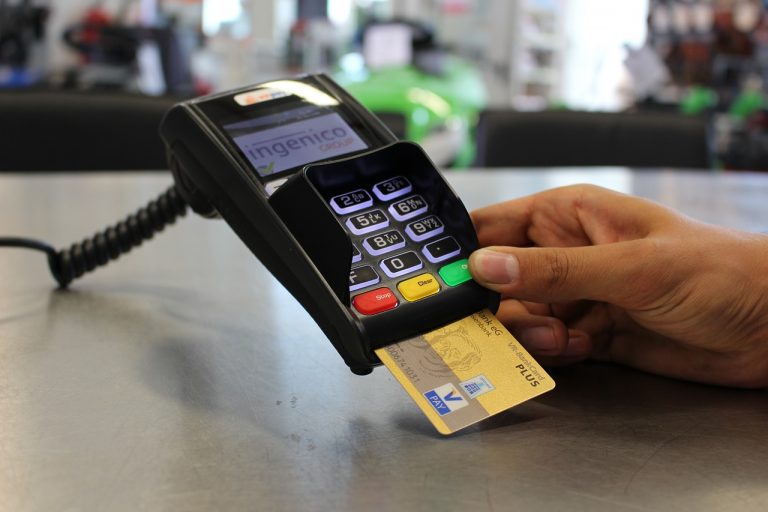 Έρευνα: 7 στους 10 καταναλωτές πληρώνουν με κάρτα και ψηφιακό πορτοφόλι