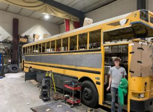 ΗΠΑ: Ζευγάρι αγόρασε παλιό σχολικό και το μετέτρεψε σε σπίτι – Δείτε το εσωτερικό του